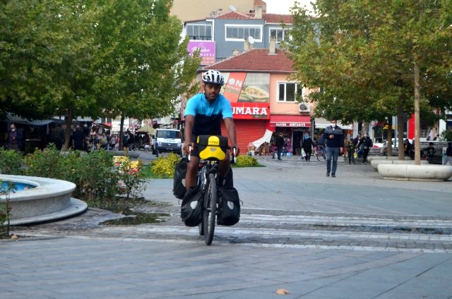 Korona virüsten işsiz kalan İngiliz, bisikletiyle Türkiye'ye geldi
