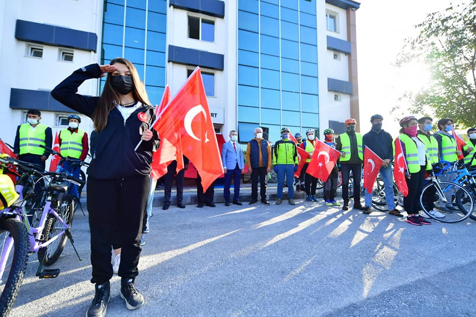 Türk Bayraklarıyla Birlik ve Beraberlik Mesajı