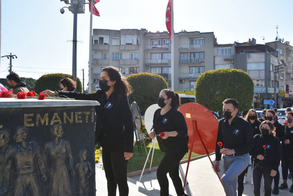 Atatürk Anıtı'na Karanfil Bırakıldı