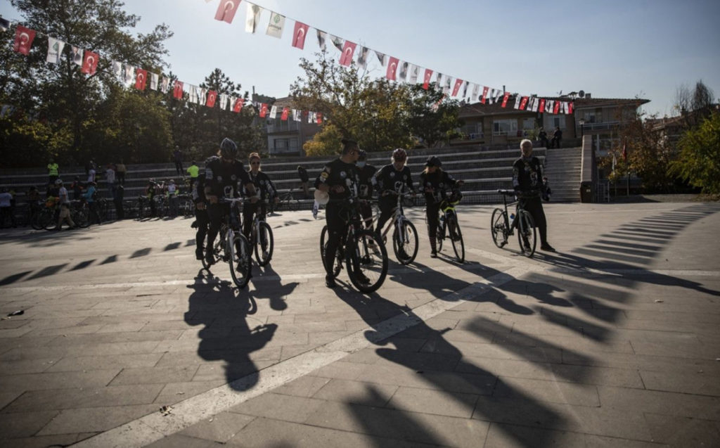 10 bisikletçi, 10 Kasım Atatürk'ü Anma Günü ve Atatürk Haftası dolayısıyla Mersin'den Ankara'ya geldi.