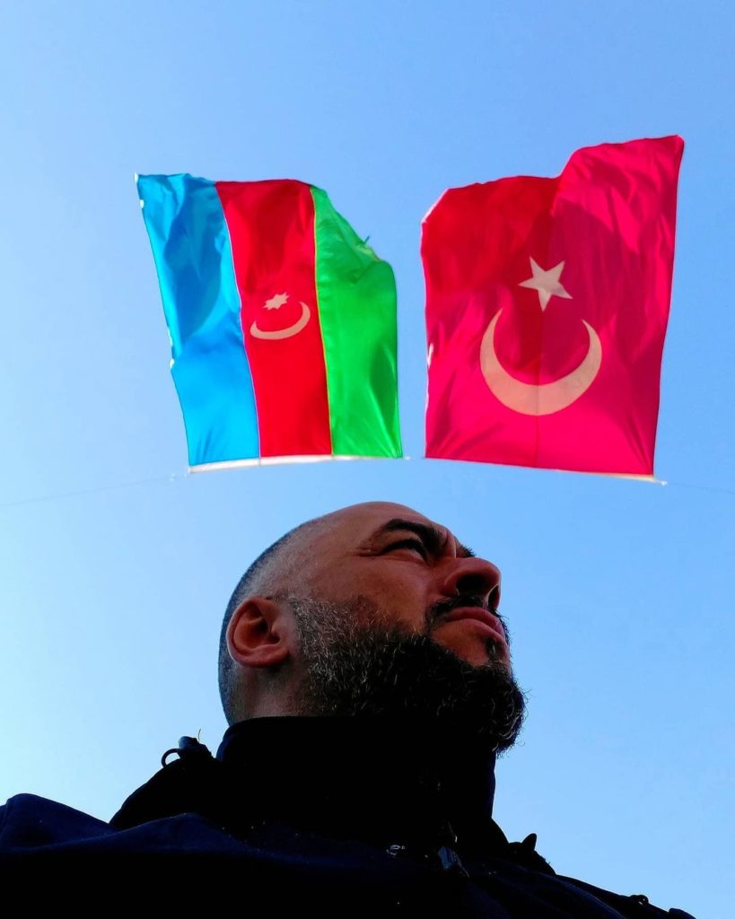 Bana hediye edilen kardeş ülke Azerbaycan bayrağını da Türk bayrağının yanında dalgalandırarak yolculuğumu sürdüreceğim.