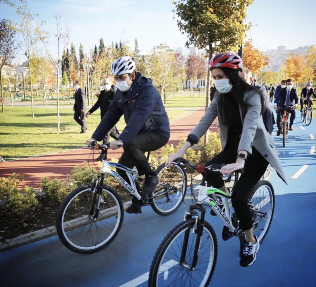 Çevre ve Şehircilik Bakanı Murat Kurum, Samsun Millet Bahçesi'nde bisiklet turu yaptı.
