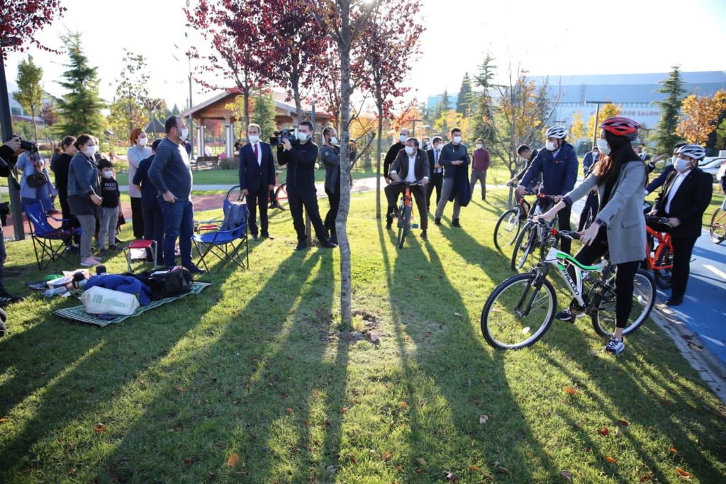 Çevre ve Şehircilik Bakanı Murat Kurum, Samsun Millet Bahçesi'nde bisiklet turu yaptı.