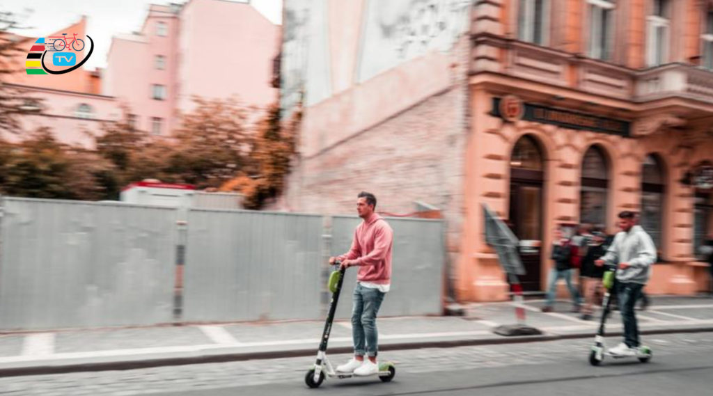 İngiltere'de, kısa süreli kiralanan scooterların yollarda kullanılabilmesi yasalarla düzenlendi.