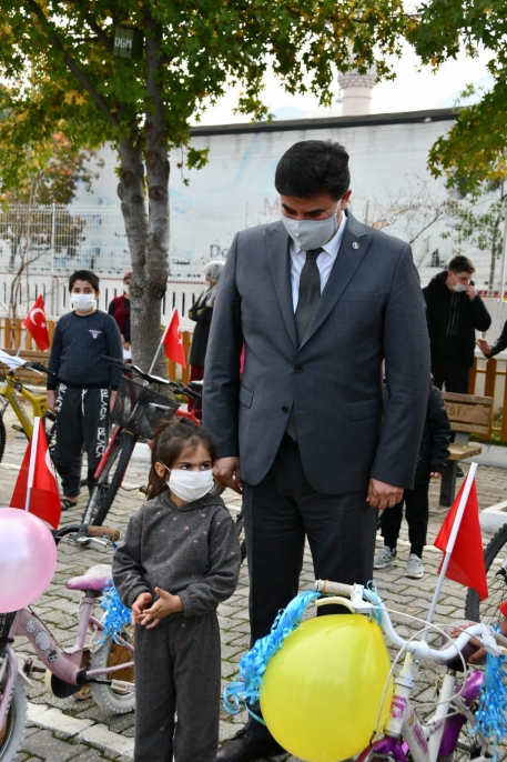 Fethiye Belediye Başkanı Alim Karaca da, çocuklara bisiklet dağıtımına katkı sağladı.