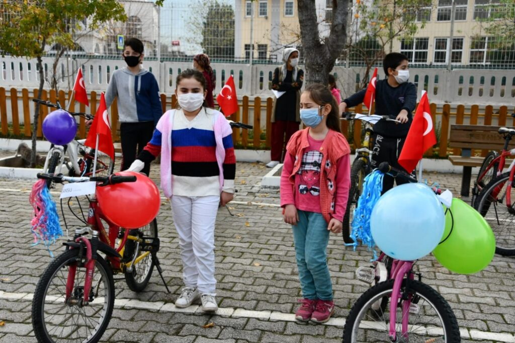 Fethiye'de Çocuklara Bisiklet Sürprizi
