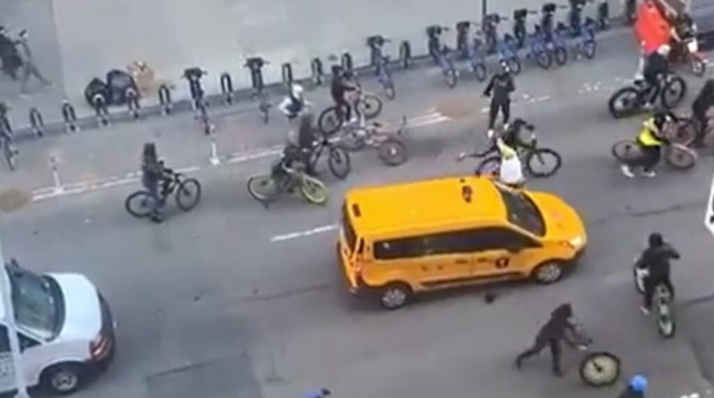 New York'ta Bisikletli Çete Saldırısı